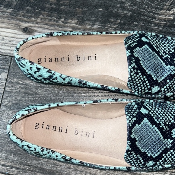 Gianni Bini Snake Print Flats - Picture 2 of 7